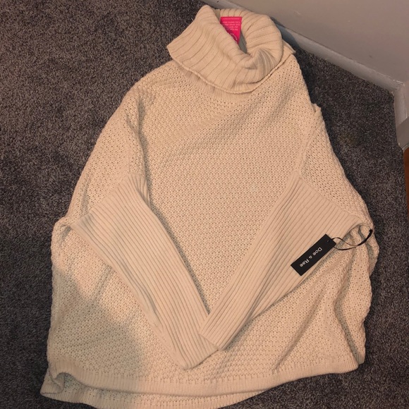 Doe & Rae Sweaters - Oversized turtle neck sweater